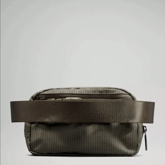 **NWT** Everywhere Belt Bag Carob Brown/Black - Picture 4 of 5